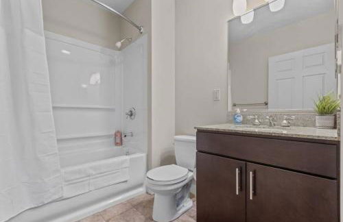 2BR Downtown Apartment with Gym & Deck - Foto 26