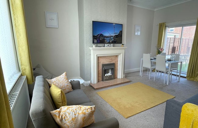 Lovely 3 Bedroom Apartment In Newcastle Upon Tyne With Free Parking - Photo 14