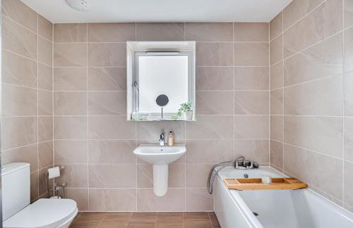 Detached 4 Bedroom 2 Bathroom House - Driveway Parking, Fast WiFi and Smart TV by Yoko Property - Foto 15