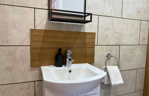 Pool Table 1-Bedroom House, near City Centre and Public Transport, Dog Friendly, Sleeps 5, Free Parking - Foto 6