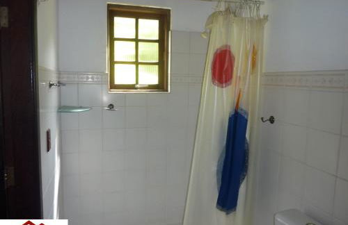 Linda casa em condomínio ecológico de alto padrão a 1h de SP, Terreno de 1500m2 com amplo gramado e piscina, WiFi para Home Office, Área gourmet com churrasqueira, forno de pizza e lareira aconchegante - Foto 20