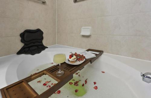 Luxury 1BR Resort Stay with WiFi, Pool, and Desk near Med Center and NRG - Foto 32