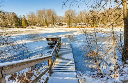 Lakefront Townsend Cabin with Fire Pit and Dock! - Foto 23