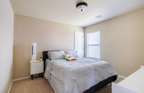 Cheerful 3 Bdrm space, 2 bath!. You gotta love it! - Photo 22