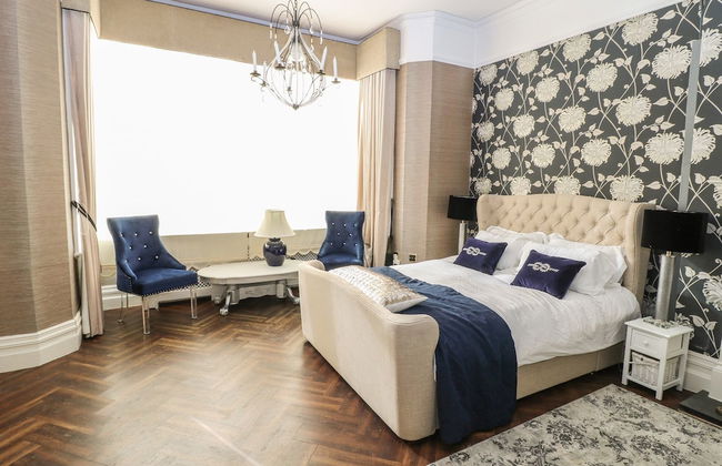 Peak Manor - Photo 2