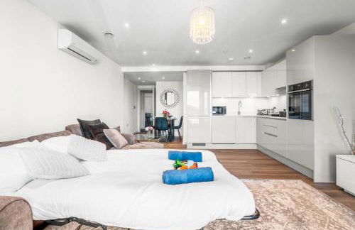 Two BDR Apt By Stay Aura Short Lets & Serviced Accommodation London With Free WiFi, Parking & 10 Min to Brentford Stadium - Foto 38