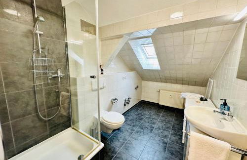 Trendige Dachgeschosswohnung in Connewitz - 3 Schlafbereiche - Platz für bis zu 5 Personen - tolle Lage und öffentliche Verkehrsmittel - Foto 15