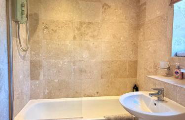 Cosy 2 bedroom home with free parking near city - Foto 8