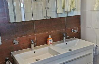 Apartment mit komplett eingerichteter Küchenzeile im Wohnraum by Interhome - Foto 31