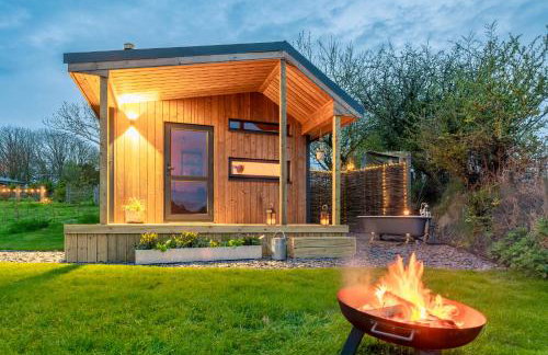 Luxury Glamping Cabin with Outdoor Bath on Cornish Meadow - Photo 1