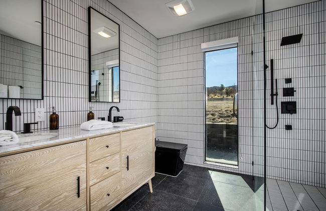 Luxe Modern Escape w Pool Hot Tub Firepit Desert View Lassen by Avantstay - Photo 24