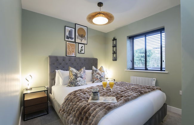 Elliot Oliver - Deluxe Two Bedroom Apartment With Parking & EV Charger - Photo 1