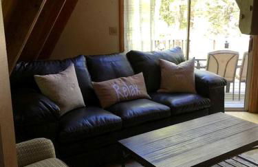 A-Frame Cabin Rental Set Alongside Sebago Lake on Frye Island, Maine - Foto 17