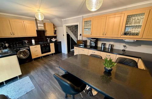 Stylish 3-Bed Family Pet-Friendly Home with Garden - Foto 16