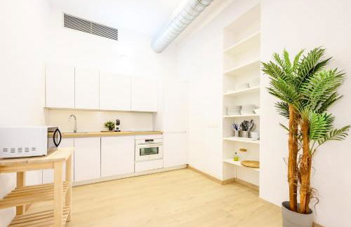 Modern 3 bedroom, city center with patio & high ceilings by 10ToSea - Photo 4