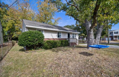 Comfy Coastal Getaway with Modern Comforts home - Foto 29