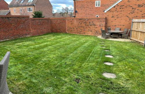 Stunning Large Detached Gloucester, 4 beds, 3 bedroom, 2 bathroom property, Nr Chelt, The Docks and Quays sleeps 6 - Photo 3