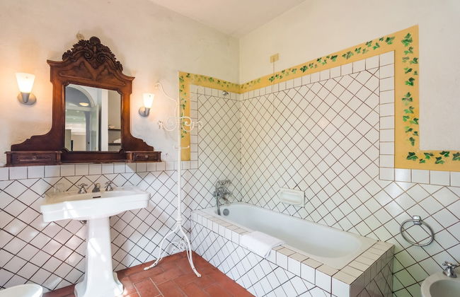 Farmhouse in Tuscany Near Renaissance Villa - Photo 21