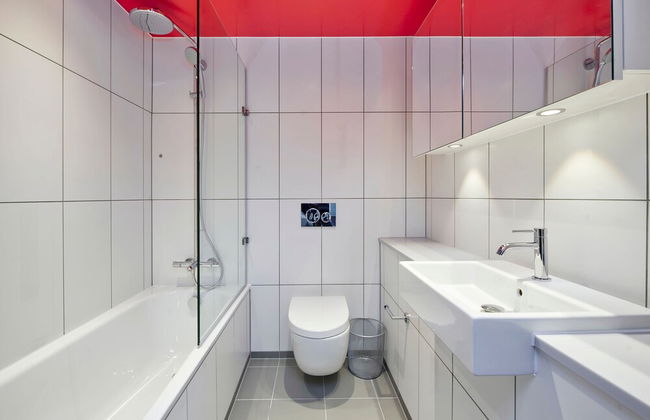 Striking One-bedroom Apartment Vibrant Poplar - Foto 13