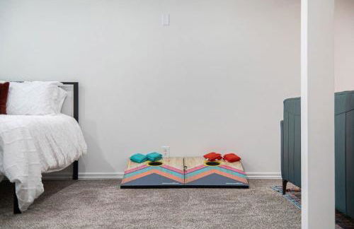 Cozy & Elegant Gem Fenced Yard BBQ & Games - Foto 41