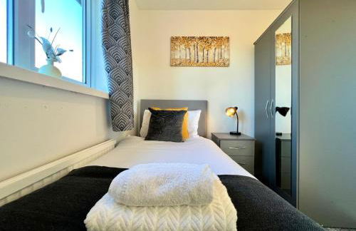 J&J stays 5 bedroom detached house in Peterborough with parking - Photo 10