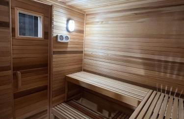 LUXE Hyak Retreat with Sauna, Hot Tub, Game Room, 6BR - Foto 29