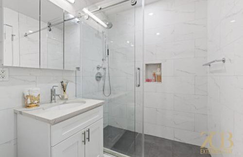 Chic 3BR 2BA West Village Apt with Private Oasis - Foto 16