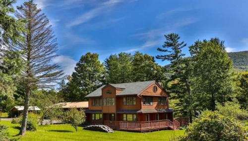 Stream-Side Atrium Home with Side Rooms & Pool Table - Foto 1