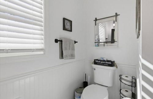 Lakefront w/ Private Dock, 2 Slips, Swim Mat, Firepit, & Covered Patio 44mm - Foto 38