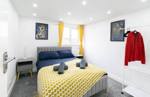 Open Mind Property - 6 Luxury Bedrooms with Free Parking - Photo 25