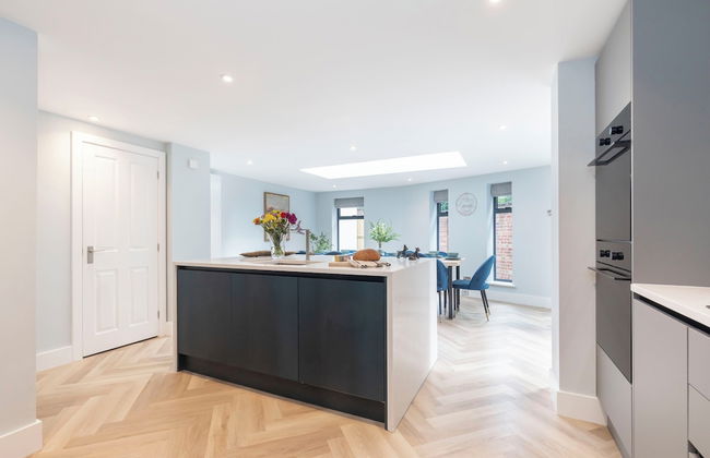 Elliot Oliver - Comfortable Five Bedroom Town Centre House With Garden & Garage - Foto 15