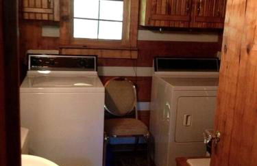 Tranquil Cabin with Hot Tub & Creek Views Near Bass Pro, Kodak Tennessee - Foto 32