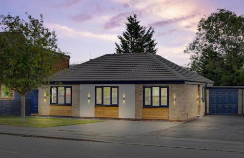 Brand New 4 Bed Deluxe Modern Villa - Sleeps 9 - Private Parking & Garden - Foto 1