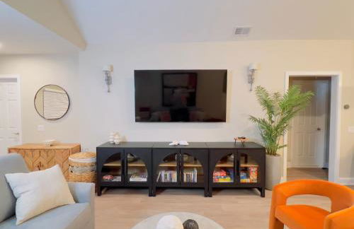 3BR Beach House | Fire Pit & Bar | Steps to Beach - Foto 50