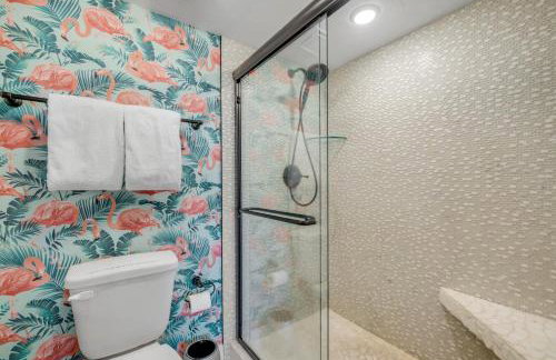 New dog-friendly Listing! Updated direct oceanfront with spacious balcony and heated pool - Foto 15