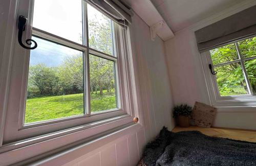 Cornwall Woodland Shepherd's Hut with Hot Tub - Deirdres Hut - Foto 30