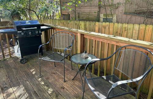 Under the Oaks, A Downtown Hidden Gem - Foto 34