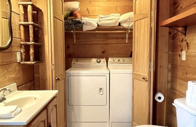 Romantic, pet friendly cabin with private hot tub, washer/dryer and full kitchen Studio Cabin by RedAwning - Foto 12