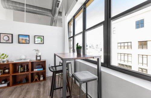 Modern Historic Loft 19ft Ceilings, Gym, Heated Parking, Skyline Views, Balcony - Foto 6