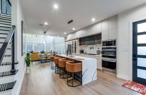 Luxurious Newly Built 5BR 5BA | Rooftop W/ Grill - Foto 4