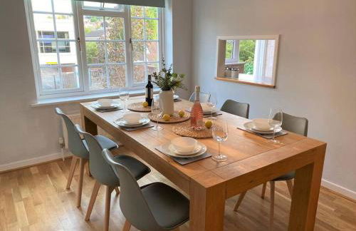 Redhill Town Centre 3 bed House near Gatwick Airport, easy commute to London - Foto 17