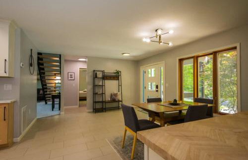 Mountain View 3BR with Sunroom, Close to Ski and Trails - Foto 19