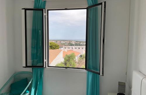 Vistas al mar y la piscina - Foto 13