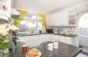 3 Bedroom Bungalow with great Sea Views, Private Hot Tub & Gardens - Foto 11