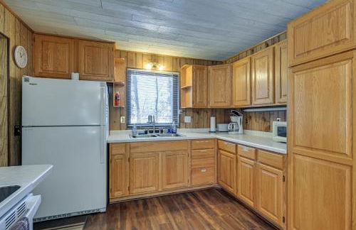 Lakefront Townsend Cabin with Fire Pit and Dock! - Foto 9