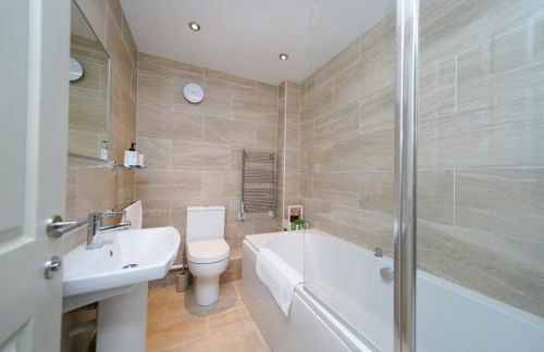 Castle Townhouse Kenilworth - Private Parking - 24 Hr Gym Access - Town Centre - Foto 10