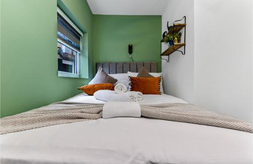Fabulous One Bedroom Flat with Private Garden - Photo 6