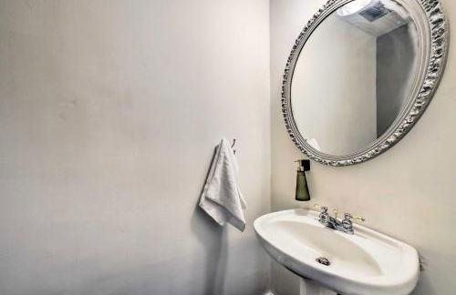 15 Mi to Pittsburgh WFH-Friendly Home with Deck - Foto 25