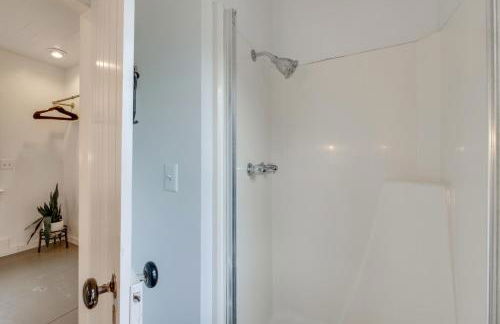 Quaint Winesburg Cottage with Porch and Pond! - Foto 14