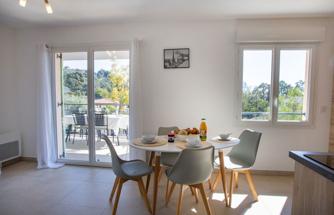 2 bedroom Apartment in Bormes-les-Mimosas with swimming pool and garden - Photo 6